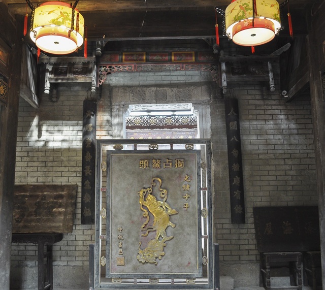 Ăn gì và mua gì: Món ăn ở Dawei chủ yếu là lẩu cá và thịt chó. Ngoài ra còn có món còng chiên giòn, bánh nướng khoai môn cũng khá hấp dẫn.