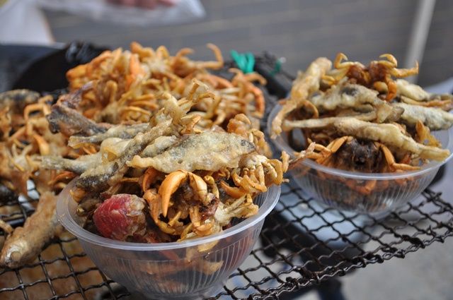 Món còng chiên giòn rất bắt mắt.