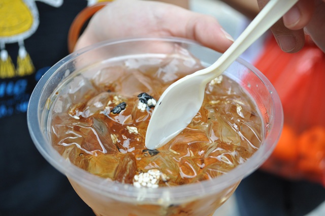 Món tráng miệng nổi tiếng ở Dawei là thạch mè, được làm từ bột năng và sữa tươi, phía trên rắc thêm một ít mè đen, nho khô. Món này ăn vào cảm giác mát lạnh, vị ngọt và thanh.