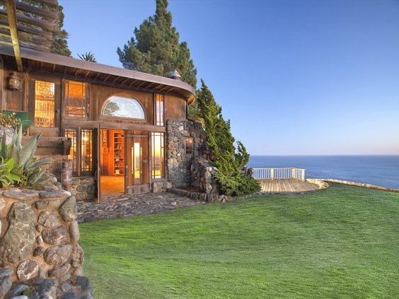 Chúa tể những chiếc nhẫn: Hội đồng hành của nhẫn: “Lord of the Rings: The Fellowship of the Ring” dựa trên tiểu thuyết cùng tên của JRR Tolkien, bộ phim là phần đầu của loạt siêu phẩm điện ảnh “Chúa tể những chiếc nhẫn” diễn ra trong một thế giới huyền diệu của phép thuật, người lùn, và những thế lực đen tối. Trên thực tế, bộ phim (và cả những phần tiếp theo) được quay chủ yếu tại New Zealand.