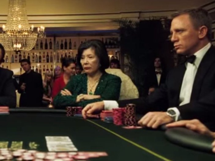 Sòng bạc hoàng gia: Nhiệm vụ đầu tiên của chàng điệp viên 007 James Bond trong phim là giành chiến thắng trong trò chơi poker với một trùm vũ khí trong “Casino Royale”. Mặc dù sòng bạc nơi Bond chơi nằm ở Montenegro trong phim, tuy nhiên các địa điểm quay phim thực tế nằm ở Italy, Cộng hòa Séc, Anh, và Bahamas – những niềm cảm hứng du lịch trên thế giới.