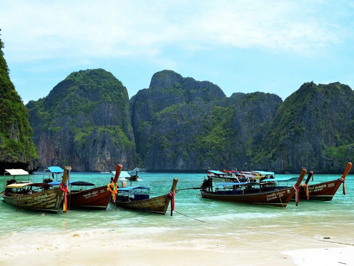 Bãi biển: “The Beach” kể về câu chuyện của những người đã khám phá ra một hòn đảo hẻo lánh của Thái Lan và những rắc rối xảy ra trên hòn đảo đó. Bộ phim đã được quay trên khắp Thái Lan, bao gồm Phuket, Krabi, Bangkok, và đảo Phi Phi Leh.
