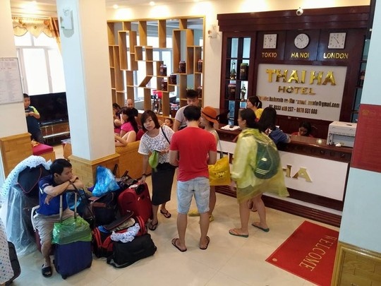 Du khach buoc tra phong khach san luc mac ket mua lu o Co To hinh anh