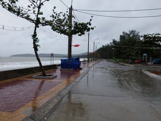 Hình ảnh mưa gió tại Cô Tô. Ảnh do anh Thế Anh cung cấp.