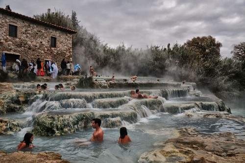 Cascate del Mulino, Ý: Cascate del Mulino được tìm thấy ngay bên ngoài thị trấn Saturnia, ở Tuscany, Ý. Trên thực tế, suối nước nóng này là thác nước xếp tầng. Nhiệt độ của nước của suối là 37 ° C. Đến đây, du khách có thể đắm mình trong nước và tận hưởng mùi vị của thiên nhiên.