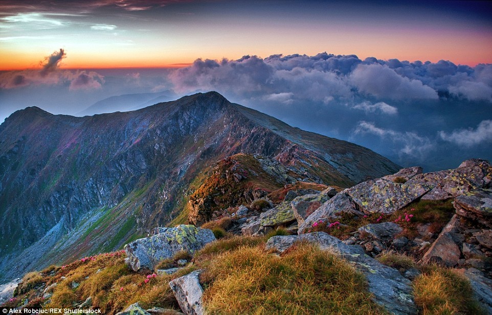 Làng quê thanh bình hiện lên đẹp như tranh vẽ, được hoàn thiện bởi những con đường quanh co, những ngôi làng duyên dáng và dãy núi tuyệt đẹp.