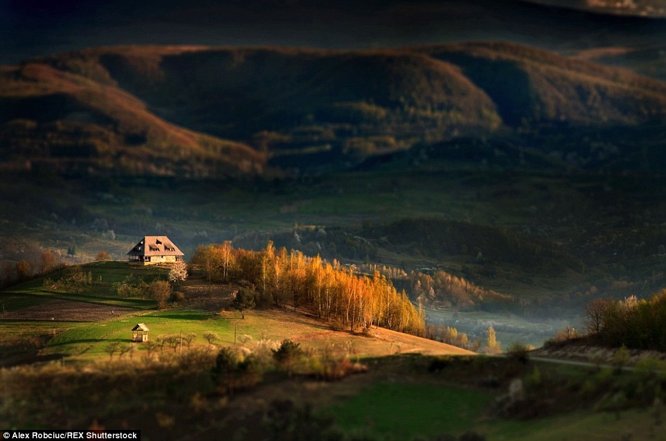 Transylvania, nằm ở trung tâm đất nước Romania, được biết đến rộng rãi khi là nhà của ác quỷ Dracula trong truyền thuyết.