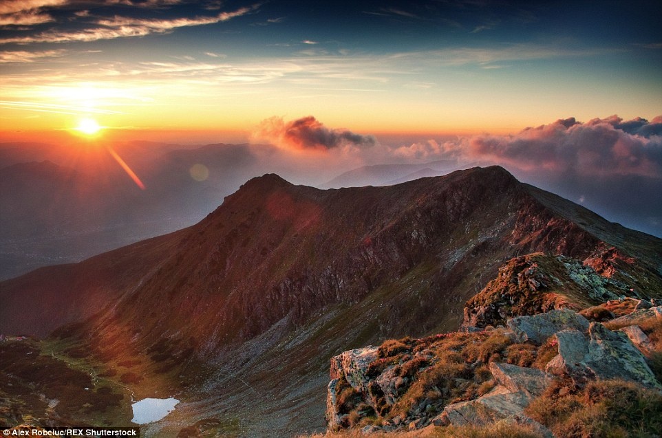 Hoàng hôn được chụp từ một đỉnh núi cao.