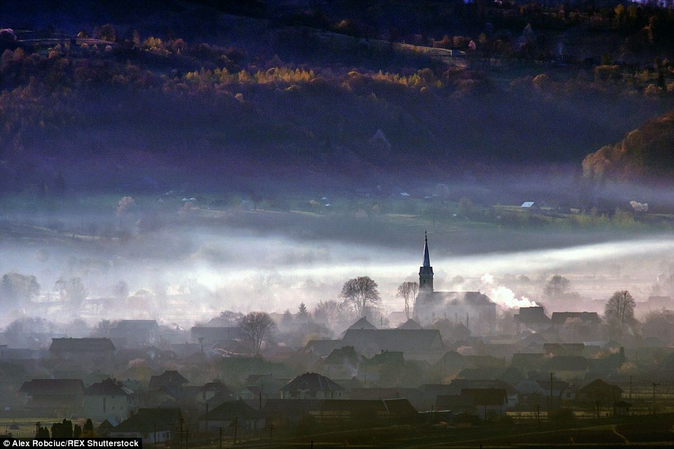 Đất nước Romania, đặc biệt là Transylvania, được biết đến với những kiến trúc thời trung cổ, thể hiện rõ nét qua những lâu đài và nhà thờ cổ.