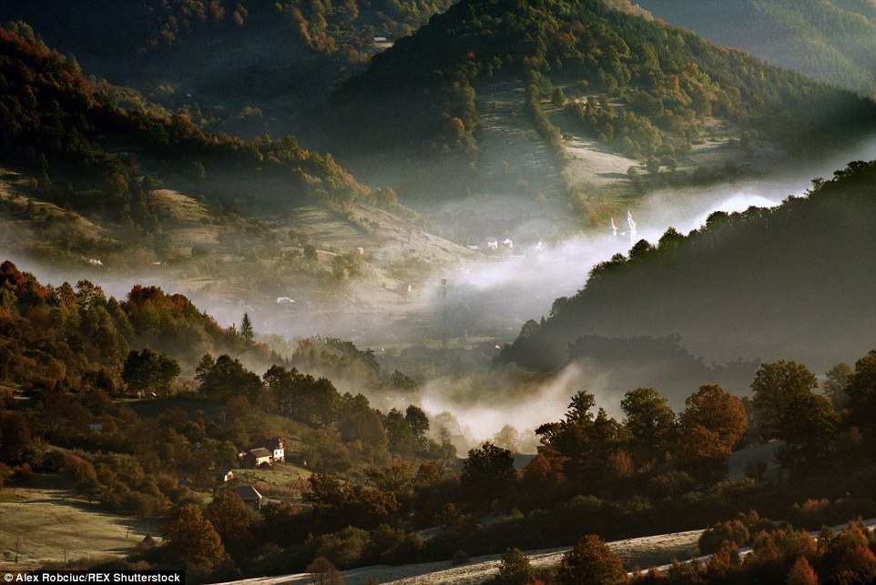 Alex sống ở Maramures County, thuộc Transylvania, điều đó giúp anh có được những bức hình hoàn hảo như vậy.