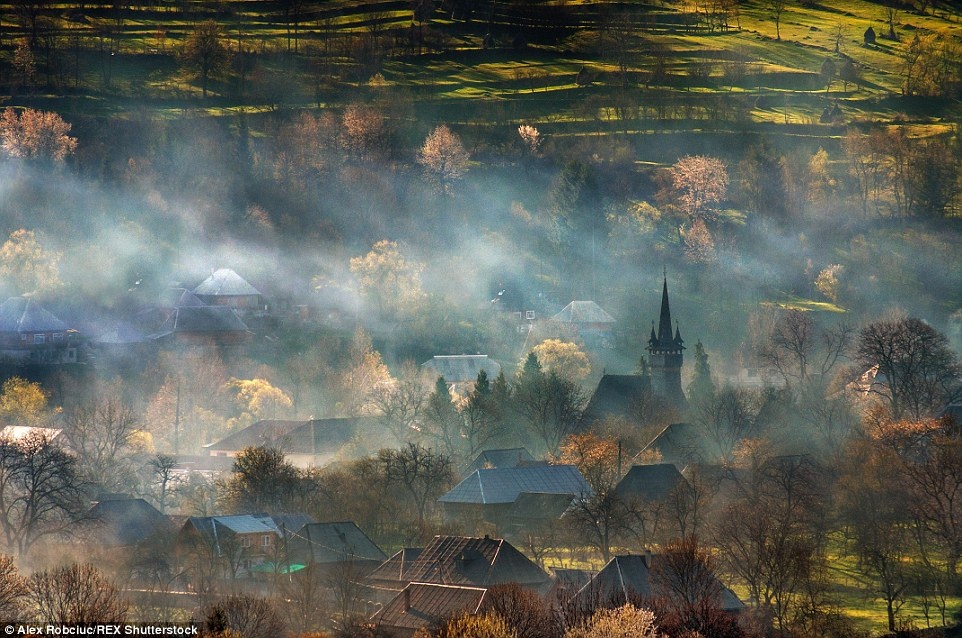 Trong một thị trấn nhỏ, nơi sương che phủ trên đỉnh các ngôi nhà và nhà thờ.