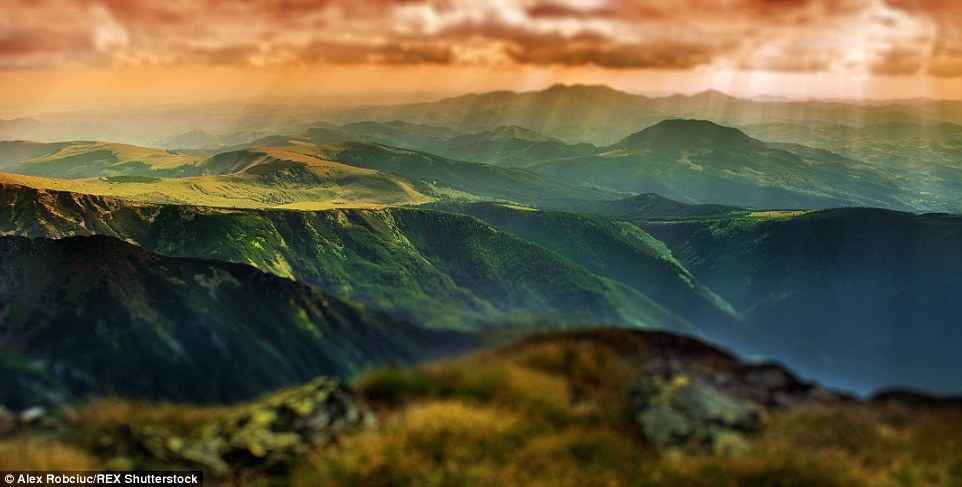 Một cầu vồng ánh sáng hiện ra bên trong bức ảnh tuyệt đẹp này, trong đó nổi bật là dãy núi Carpathian. 