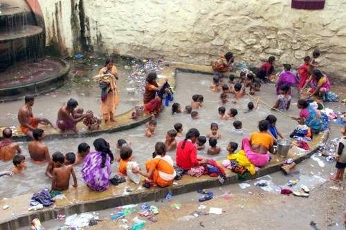 Brahmakund -Ấn Độ: Brahmakund là suối nước nóng được tìm thấy ở Rajigir của bang Bihar, Ấn Độ. Dòng suối này bắt nguồn từ hang Saptparni, nước của nó có đặc tính chữa bệnh do hàm lượng khoáng chất phong phú. Bên cạnh đó, suối nước nóng này cũng vô cùng thiêng liêng đối với người Hindu, Phật giáo và Kỳ Na Giáo và có những nơi tắm riêng dành cho nam giới và nữ giới.