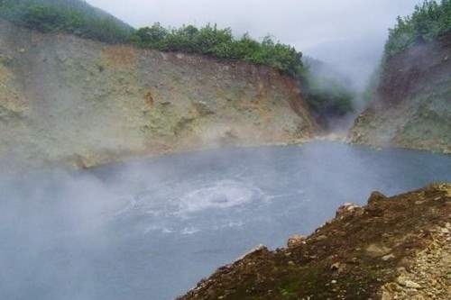 Dominica’s Boiling Lake: Nằm trong Vườn Quốc gia Morne Trois Pitons và là hồ nước nóng lớn thứ hai trong số các suối nước nóng tự nhiên trên thế giới. Nó đã được UNESCO công nhận là di sản thế giới. Vùng nước xám xanh của hồ, bao quanh bởi những vách đá cao luôn trong trạng thái đun sôi, sủi bọt không ngừng, tạo ra những làn hơi nước mờ ảo trên mặt hồ.