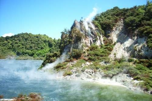 Frying Pan Lake, New Zealand: Nằm ở Echo Crater của thung lũng Waimangu Volcanic Rift, New Zealand. Nó có chiều rộng tối đa 200 m và là suối nước nóng tự nhiên lớn nhất thế giới. Hồ nước nóng này có tính axit và nhiệt độ duy trì khoảng 50-60 ° C.