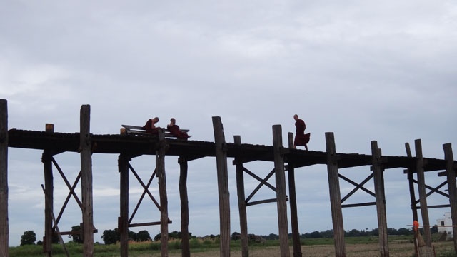 U Bein là cây cầu nối liền giữa hai ngôi chùa ở hai đầu cầu nên thường được nhiều tăng lữ sử dụng để qua lại và nghỉ chân.