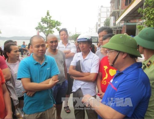 Tau hai quan ra dao Co To don du khach mac ket hinh anh