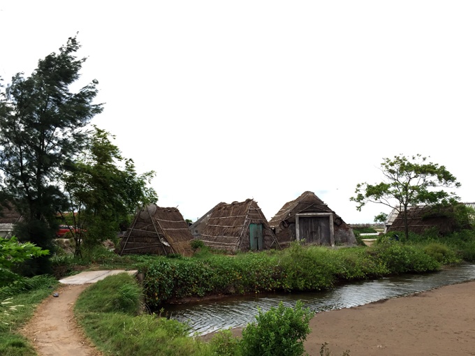 Nhưng chòi nông cụ và kho muối im lìm. Ảnh: Giang Nguyên.