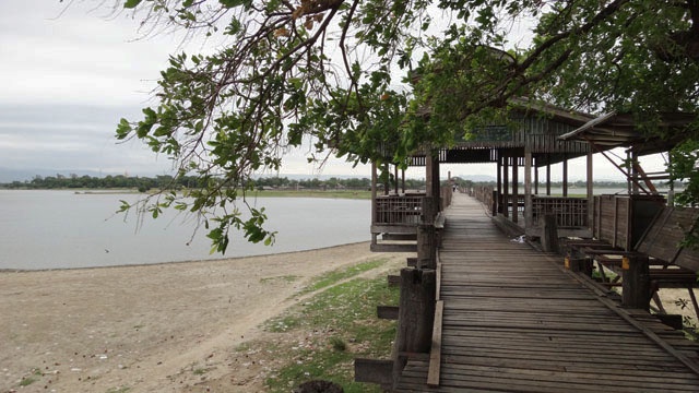 Lúc đầu, cây cầu này hoàn toàn bằng gỗ nhưng sau đó một số trụ và lan can cầu ở phần ngập trong nước đã được thay bằng trụ bê tông để đảm bảo an toàn cho người đi lại.