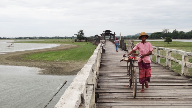 Cầu U Bein thu hút du khách không chỉ đơn giản là vì cấu trúc của nó mà bên cạnh đó là nếp sinh hoạt hàng ngày của cộng đồng dân cư, tăng lữ sống hai bên cầu.