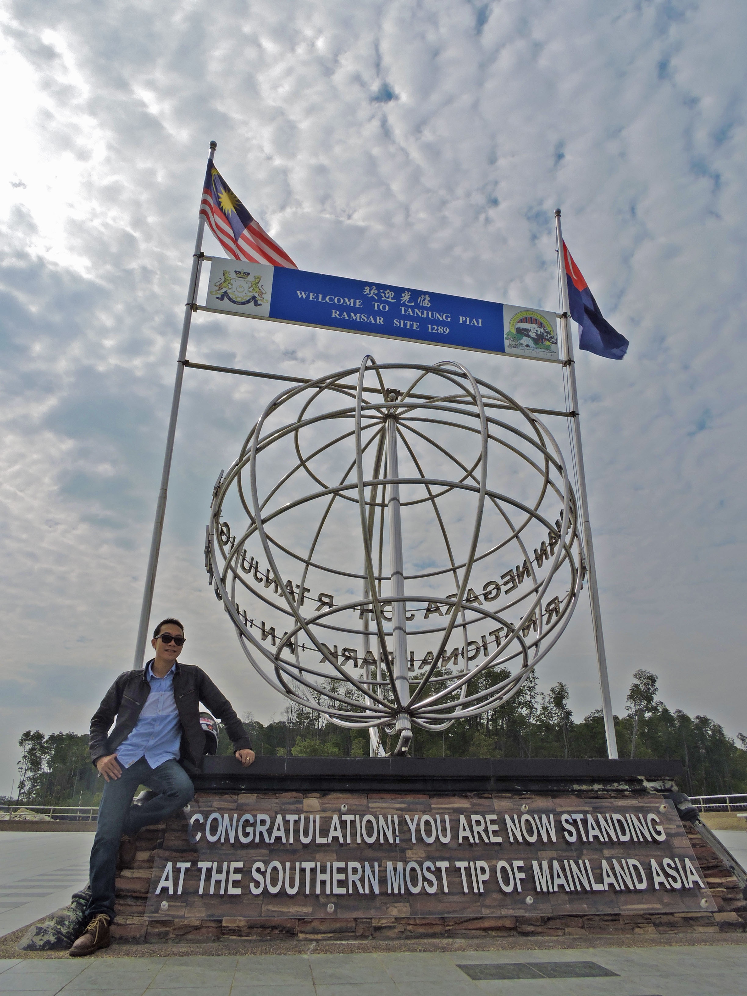 Cuối cùng, sau một chặng đường dài gần 3,000km từ TP. Hồ Chí Minh, đi qua 3 quốc gia Campuchia, Thái Lan, Malaysia, chúng tôi cũng đã đến được điểm cuối cùng của mũi Piai, cực Nam lục địa Á-Âu.