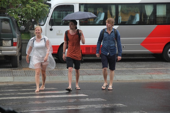 Nang nong bat thuong, du khach den Da Lat tang manh hinh anh