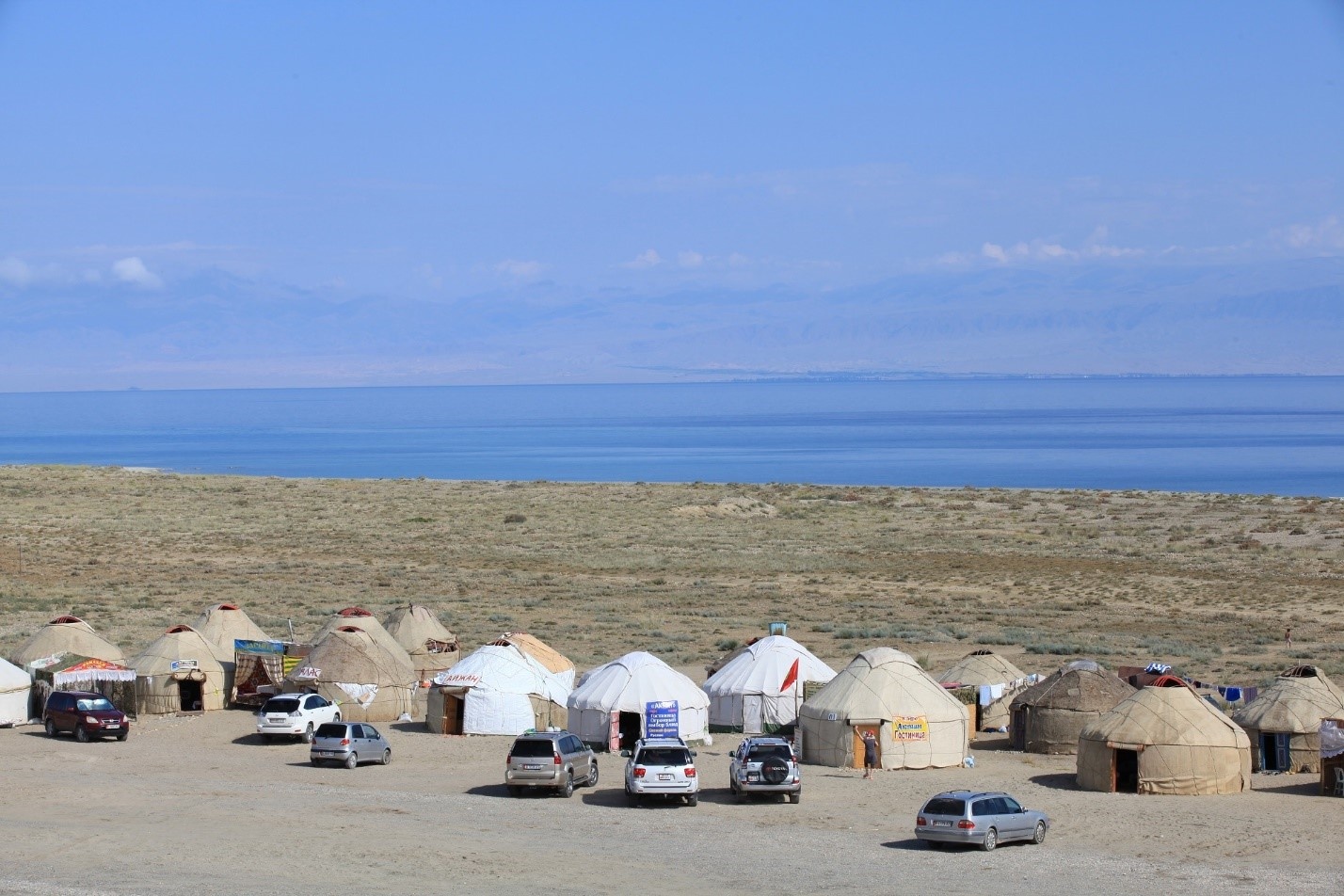 Ở thị trấn Cholpon-Ata thường tổ chức các hoạt động văn hóa truyền thống quanh hồ. Một số hoạt động lễ hội rất đặc sắc như đua ngựa, đấu vật trên ngựa của các thanh niên địa phương thường được tổ chức thường xuyên.