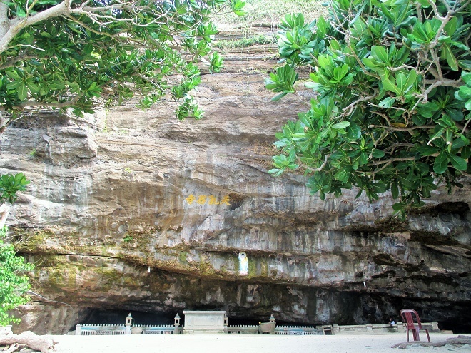 Chùa Hang (tên chữ là Thiên Khổng Thạch Tự, Chùa đá trời sinh) ở xã An Hải thuộc Đảo lớn, được lập ra dưới triều vua Lê Kính Tông bởi ông Trần Công Thành, một trong những người đã ở đây tạo dựng cùng với việc khẩn hoang, mở đất lập làng An Hải, An Vĩnh xưa. 