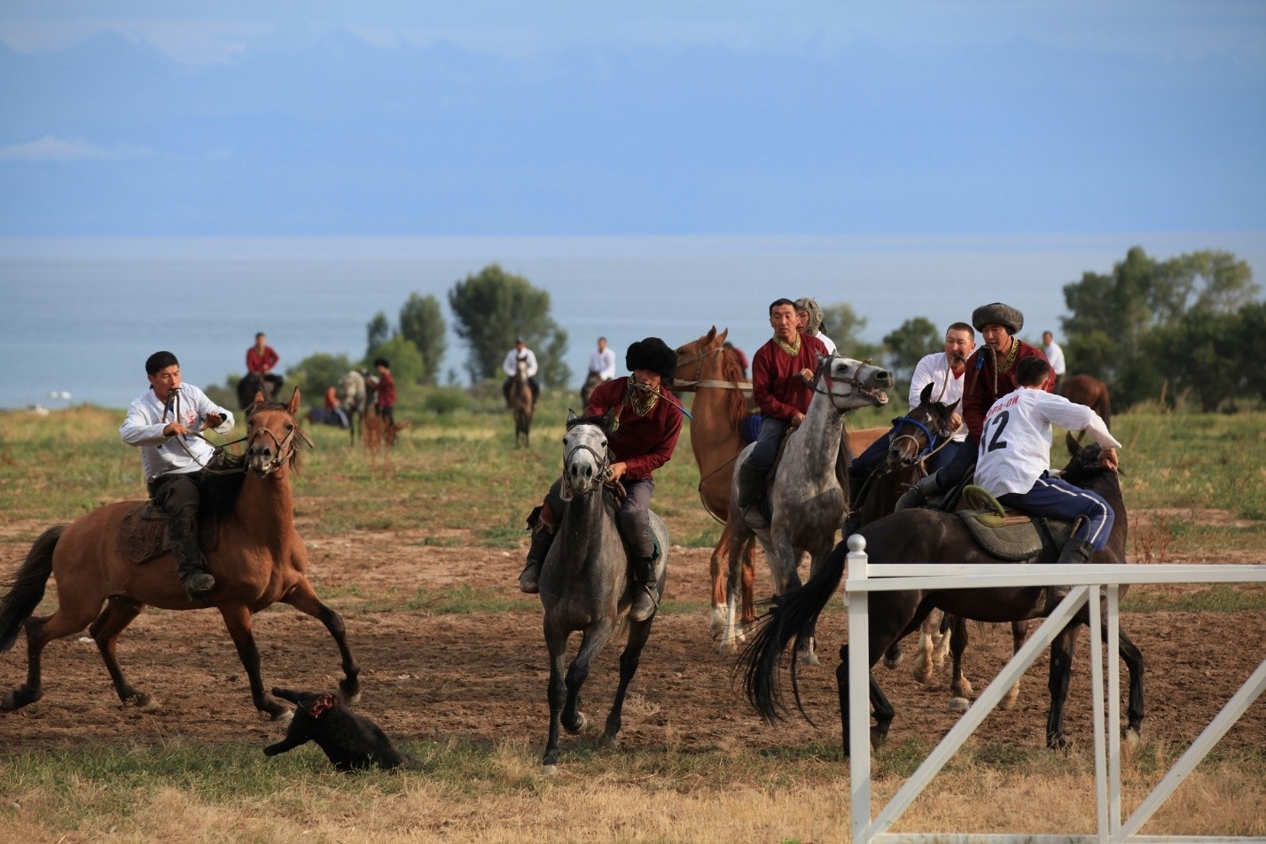 Trong thời kỳ Xô Viết, hồ đã trở thành một địa điểm du lịch rất nổi tiếng với nhiều khu nghĩ dưỡng, nhà trọ và nhà nghỉ dọc bờ phía bắc nhất là tập trung xung quanh thị trấn Cholpon-Ata. Sau khi Liên Xô tan rã, những điểm du lịch quanh hồ rơi vào tình trạng khủng hoảng. Nhưng giờ đây, khi kinh tế phát triển, hàng loạt các khu phức hợp vui chơi, giải trí, nghỉ dưỡng được nâng cấp và xây dựng để đón tiếp hàng triệu khách du lịch mỗi năm.