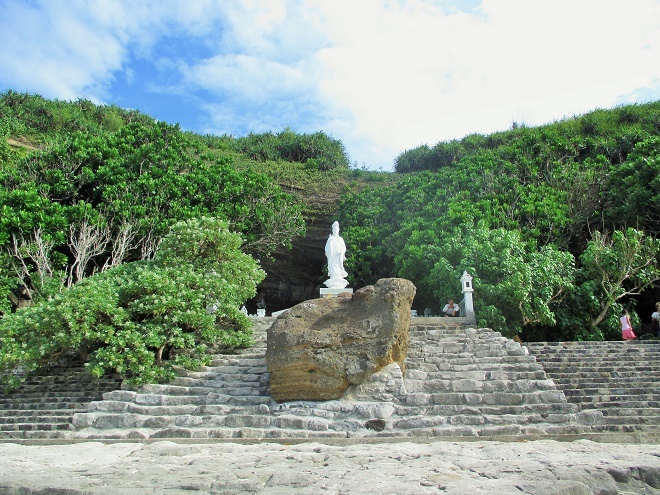 Phía trước chùa có một tượng Phật Quan âm lớn nằm trong hồ sen. Giữa sân có một hồ sen có tượng Phật. Quanh sân là những cây bàng biển cổ thụ đến hàng trăm năm. Hang dài 24 m, trần hang cao 3,2 m, diện tích 480 m². 