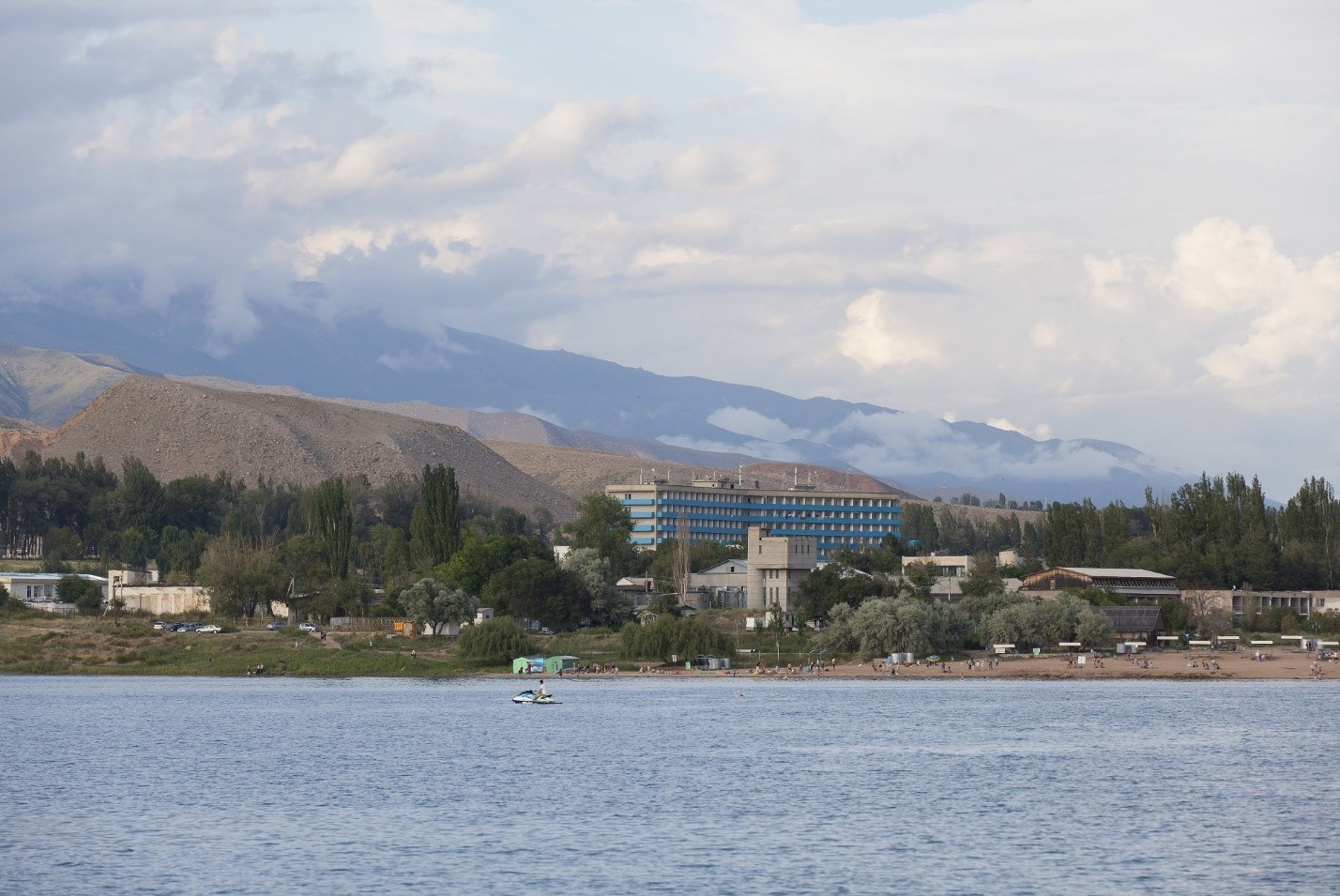 Để tham quan hồ Issky-Kul bạn có thể xuất phát từ Cholpon-Ata, một thị trấn du lịch nổi tiếng nằm ở bờ bắc của hồ. Nếu có nhiều thời gian du khách có thể đặt tour 3 ngày 2 đêm ở các đại lý du lịch xung quanh thị trấn để tham quan khám phá và nghỉ dưỡng ở những điểm du lịch nổi tiếng xung quanh hồ. 