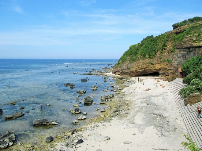 Gọi là chùa Hang vì chùa nằm trong một hang đá lớn nhất trong hệ thống hang động ở Lý Sơn, được tạo ra từ dãy núi Thới Lới, màu nham thạch, vách núi dựng đứng cao gần 20 m. 