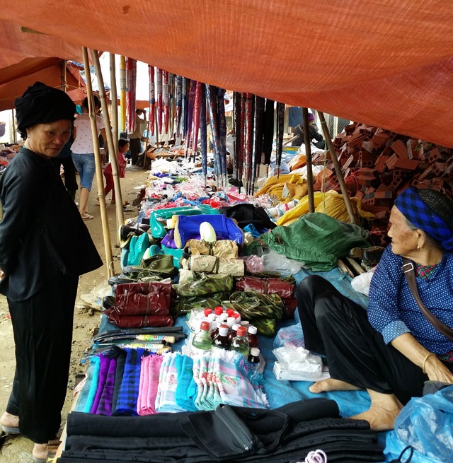 Rời chợ phiên Lùng Khấu Nhin chúng tôi tiếp tục vượt qua những con dốc quanh co, vắt vẻo lưng chừng núi để đến với Cao Sơn quanh năm mây mù bao phủ ở độ cao 1400m so với mặt nước biển. Dải đất cao nguyên này còn bảo tồn được nhiều rừng già với các loại cây gỗ, cây thuốc quý. Sự đa dạng sinh học cùng với sự phân bố phong phú hệ thống hang động sông suối đã tạo cho Cao Sơn một vẻ đẹp thiên nhiên say đắm với những hàng sa mộc thẳng tắp trên triền núi cao hai bên đường. Tạm biệt Cao Sơn sau bữa trưa nhẹ nhàng, chúng tôi đổ đèo xuống Cốc Ly để thăm đập thủy điện Cốc Ly và đi thuyền trên sông Chảy. Đoạn đường dài hơn 30km ghập ghềnh với ổ gà, ổ voi đã tôi luyện thêm cho chúng tôi khả năng lái xe điêu luyện trên các cung đường 