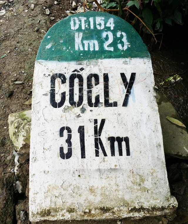 Đón chúng tôi tại chân cầu Cốc Ly là anh chàng người Mông Hoa tên A Páo với kinh nghiệm 10 năm đưa đón khách du lịch tham quan trên dòng sông Chảy. Bằng giọng lơ lớ của người Mông nói tiếng Kinh anh bảo; trước đây khi chưa có đập thủy điện Cốc Ly thì anh thường xuyên đưa đón khách tham quan, vì dòng sông lúc nào cũng đủ nước để đi thuyền nhất là vào những ngày chợ phiên như chợ Cốc Ly vào thứ Ba, chợ Cán Cấu vào thứ Bảy hay chợ Bắc Hà vào Chủ nhật hàng tuần. Còn bây giờ anh cũng không biết khi nào là thủy điện xả nước nên du khách phải liên hệ trước với nhà thuyền để xem có đủ nước để đi thuyền hay không.