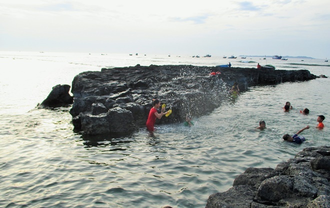 Và có những đứa trẻ vẫn hồn nhiên tinh nghịch không chút âu lo. 