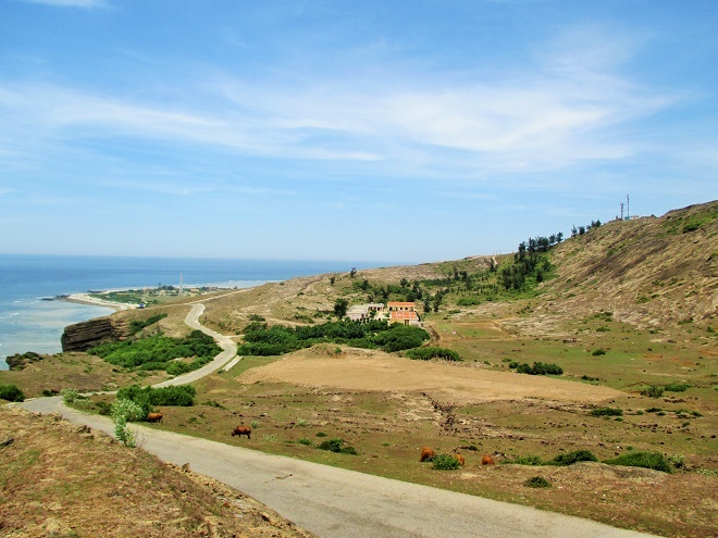 Ba lớp cư dân Sa Huỳnh – Chămpa – Việt đã gắn bó chặt chẽ với sự hình thành và phát triển của đảo Lý Sơn. Họ đã bảo vệ chủ quyền hòn đảo và để lại nhiều di sản văn hóa vô cùng giá trị đến nay vẫn được bảo tồn và phát huy. Vào ngày 1.1.1993 huyện Đảo Lý Sơn chính thức được thành lập, tách ra từ huyện Bình Sơn, tỉnh Quảng Ngãi.