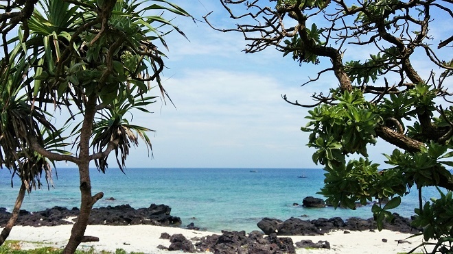 Đảo bé hay còn gọi là đảo An Bình đẹp hài hòa như một bức tranh được tạo hóa sắp đặt rất khéo léo. 