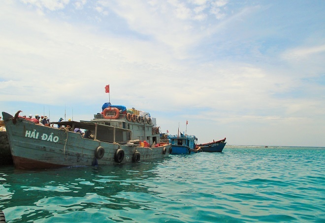 Bên cạnh vẻ đẹp tự nhiên của những con sóng, những ngọn núi, những người lao động cần cù thì Lý Sơn còn toát lên vẻ đẹp của một vùng đất thiêng liêng của Tổ quốc. Cả nước đang hướng về những con thuyền lênh đênh nơi hải đảo xa xôi, nơi những người dân còn khó khăn, thiếu thốn, vẫn ngày đêm bám biển, ra khơi.