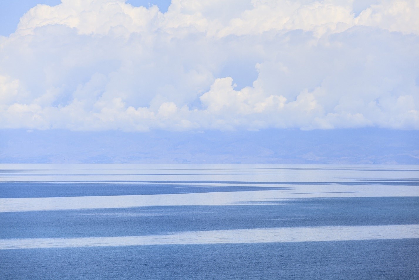 Hồ có chiều dài 182 km, chiều rộng 60 km với diện tích bề mặt là 6.236 km vuông. Độ sâu trung bình 227 mét, nơi sâu nhất lên đến 668 mét. Issky-kul được xem là hồ trên núi lớn thứ 2 trên thế giới sau hồ Titicaca ở Nam Mỹ. Và cũng là hồ nước mặn lớn thứ hai trên thế giới sau biển Caspian.