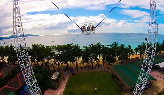 3.	Bungy ngược 60m là độ cao rất tuyệt để ngắm toàn cảnh vùng biển thiên đường này. Nhưng không dễ dàng như thế, để lên độ cao 60m, bạn sẽ được ngồi vào trong một chiếc lồng, thắt dây an toàn và được phóng lên cao rồi rơi tự do trong khi chiếc lồng cứ khiến bạn xoay tròn 360 độ. Đây là hoạt động hết sức thú vị nhưng loại không dành cho những du khách yếu tim.
