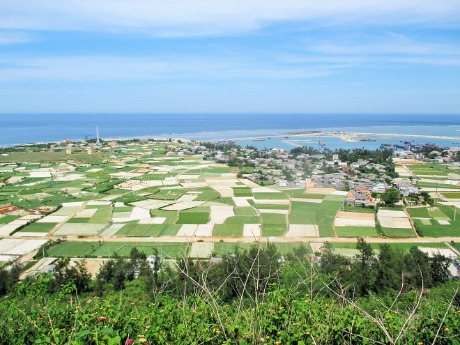 Đứng trên đỉnh Thới Lới có thể phóng tầm mắt xuống chiêm ngưỡng toàn bộ khung cảnh của huyện đảo Lý Sơn thu nhỏ với sự kết hợp hài hòa giữa màu xanh ngọc bích của nước biển, màu xanh mướt của cây cối và màu trắng tinh của cát biển. Tất cả tạo nên một bức tranh thiên nhiên tuyệt vời mang tên Lý Sơn.