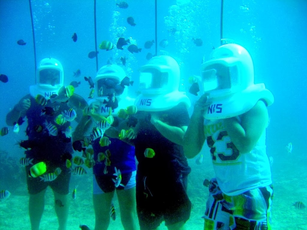 4.	Helmet diving Helmet diving là từ dùng để chỉ một cách lặn biển không cần bình dưỡng khí mà bạn sẽ mang trên đầu một dạng như nón bảo hiểm dùng để cung cấp không khí khi bạn dưới nước. Bạn có thể thưởng ngoạn thế giới cá và san hô mà không cần phải được huấn luyện chuyên nghiệp và bài bản. Khi bạn xuống biển theo cách này, bạn có thể mang theo thức ăn để thu hút bầy cá, bạn sẽ có những tấm hình tuyệt đẹp với hàng trăm con cá bơi xung quanh.