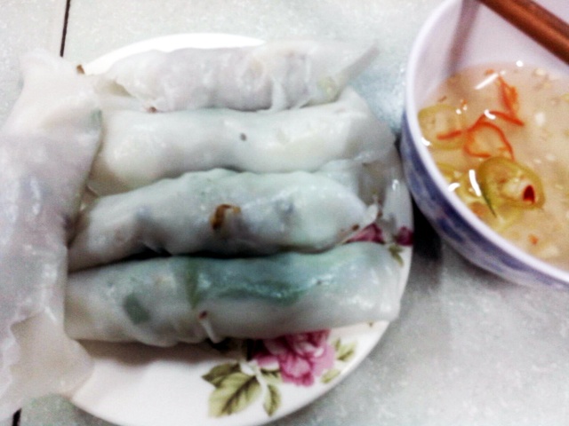 Bánh ướt cuốn thịt nướng Huế.