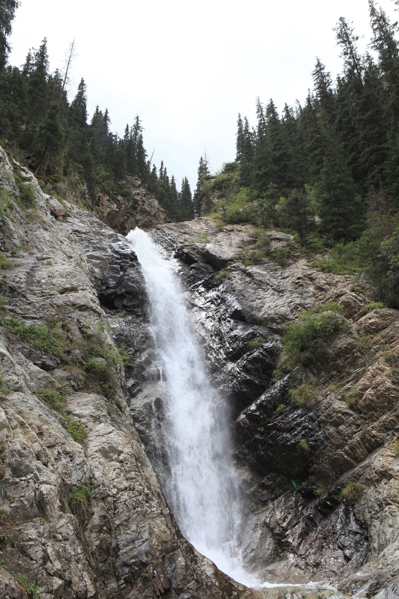 Những đỉnh núi tuyết, những rừng thông lá kim bạc ngàn và hàng trăm ngọn thác trong dãy núi Thiên Sơn đã tạo nên sự kỳ diệu hiếm có về cảnh quan của Issky-kul.