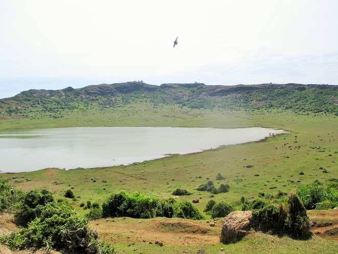 Hồ nước trên miệng núi lửa. Những dải cỏ dài tít ven hồ là địa điểm lý tưởng để người dân trên đảo chăn thả gia súc.