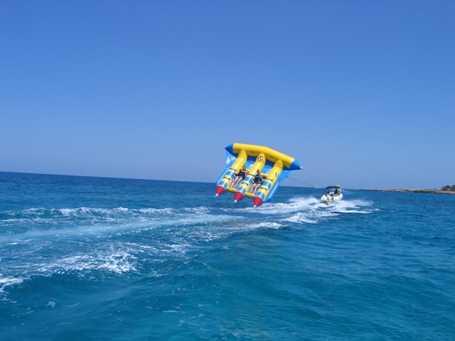 5.	Đi tàu hơi bay Hay còn gọi là fly fish. Bạn sẽ ngồi trên một chiếc phao được kéo bởi một chiếc cano chạy tốc độ cao. Khi chiếc phao nổi được kéo nhanh, chiếc phao chở bạn sẽ được hất tung lên không trung như những chú cá nhảy, và bạn phải bám thật chặt. Sẽ là một trò chơi rất thú vị cho bạn cùng trải nghiệm với những người đồng hành.