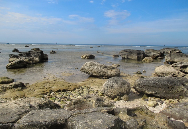 Mỗi hòn đá dường như cũng mang một dáng hình. 