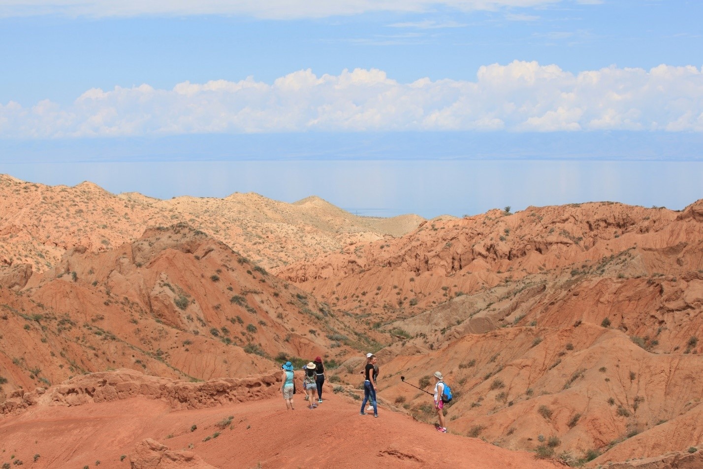 Những kiến tạo địa chất độc đáo từ hàng triệu năm làm cho hồ Issky-kul đã điểm thêm cảnh quan xung quanh hồ không chỉ là màu nước do bầu trời hay màu trắng bạc do sự phản chiếu ánh nắng mặt trời.