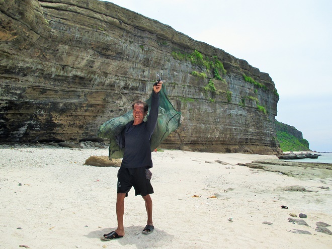 Dưới chân núi Thới Lới là Hang Câu. Hang được sóng và gió biển bào mòn, khoét sâu”vào lòng núi và hình thành cách nay hàng ngàn năm từ nham thạch. Khung cảnh ở đây còn khá hoang sơ nhưng mang một vẻ đẹp rất thơ mộng, quyến rũ hút hồn du khách. 