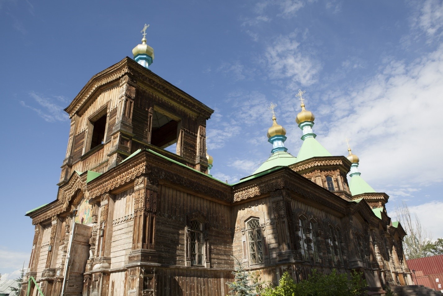 Karakol là thành phố lớn nhất nằm bên hồ Issky-kul về phía đông, nơi đây có các kiến trúc tôn giáo hàng trăm năm thu hút rất nhiều du khách viếng thăm hằng năm.